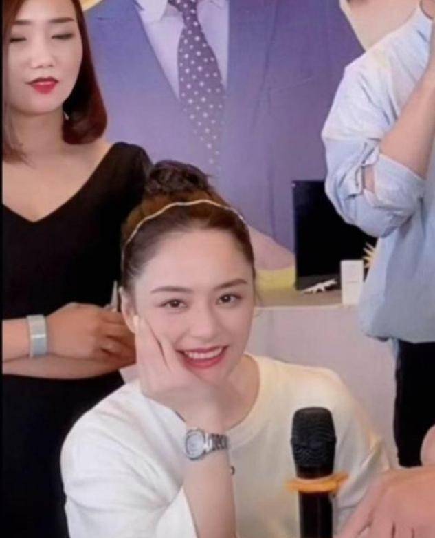 整体 38岁阿娇近照发福,颜值在线看着却老气,和结婚前比状态大变样