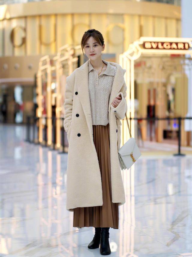 大腿 穿长大衣,搭“短靴”还是“长靴”更好看?穿对了提气质又显高