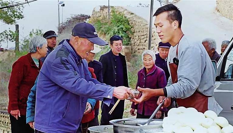 男子好心為農村老人做免費午餐老人們卻因哄搶食物差點大打出手