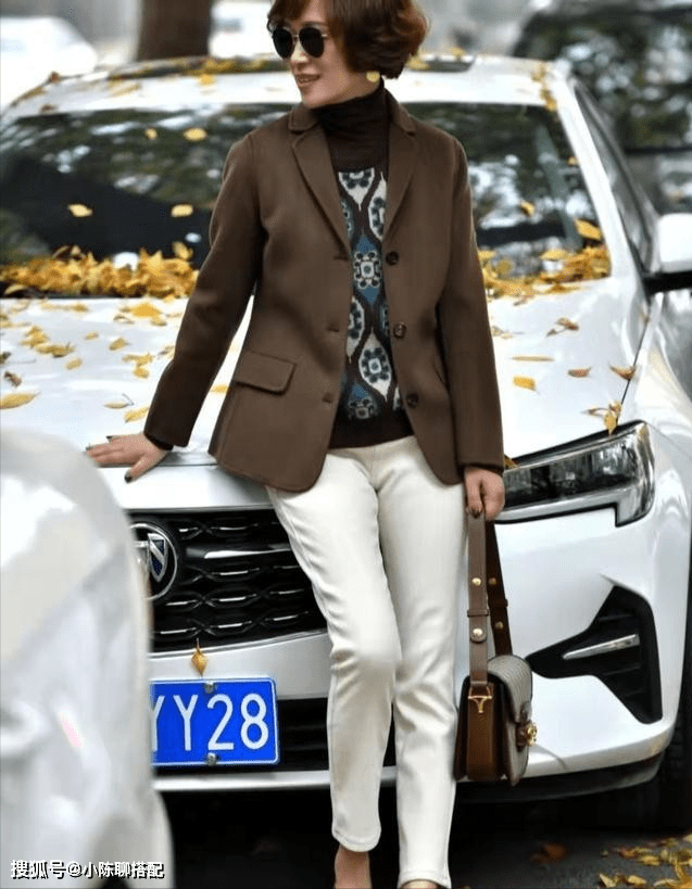 卫衣 有品位的40+女性,都在穿这“2件内搭”,微胖女性可以照着穿