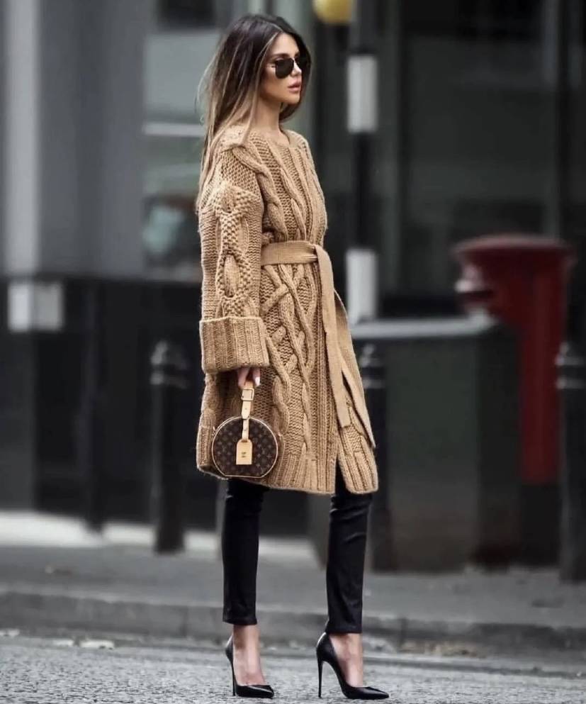 松里 满满的高级氛围感!咖色+黑色,让冬季穿搭更简约摩登