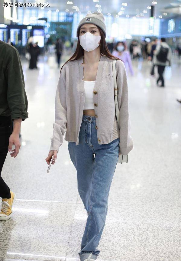 整体 秦岚带火一种潮流，叫“里面夏天，外面冬天”，时尚减龄太有范儿