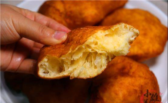 做法|早餐别出去吃了，教你10分钟做油饼，不用擀不用揉，比油条还好吃