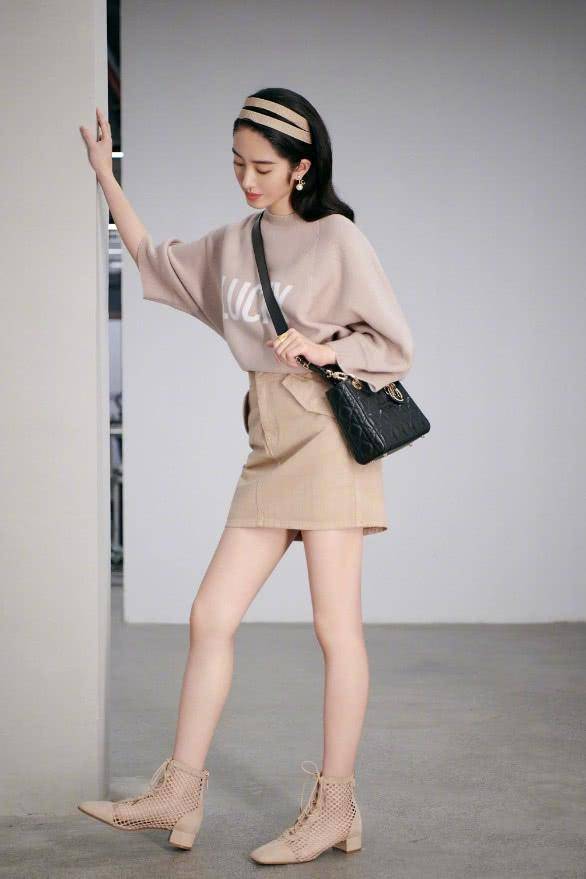 女孩子 杨采钰不愧是“人间富贵花”，黑色抹胸裙性感高贵，气质出众