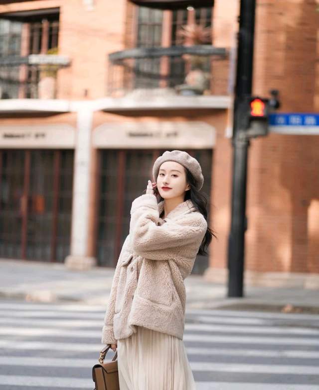 羊羔 在寒冷的冬天，不要只知道穿羽绒服，羊羔毛服装也很受宠