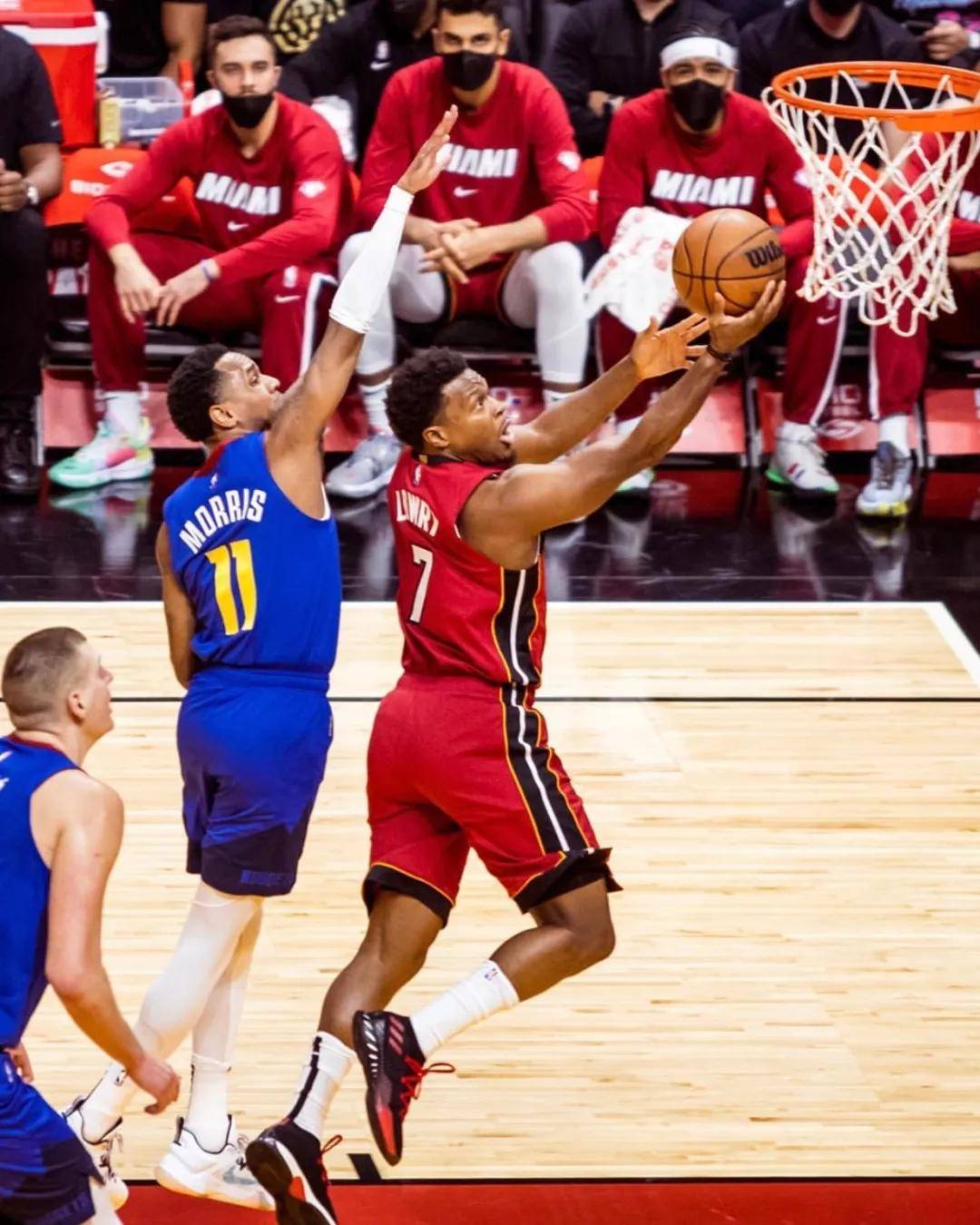 掘金|認(rèn)慫了？巴特勒和莫里斯不敢打！約基奇兩個哥哥都來了