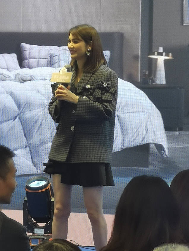 原创洪欣频繁商演,50岁还穿短裤博眼球,但不包装俨然是个老阿姨!