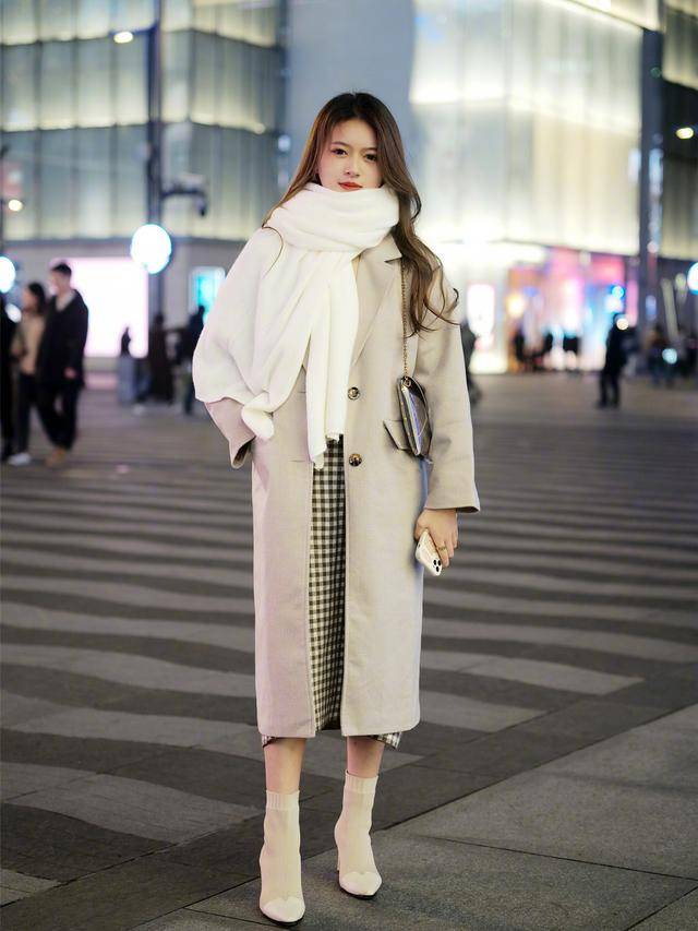 大腿 穿长大衣,搭“短靴”还是“长靴”更好看?穿对了提气质又显高