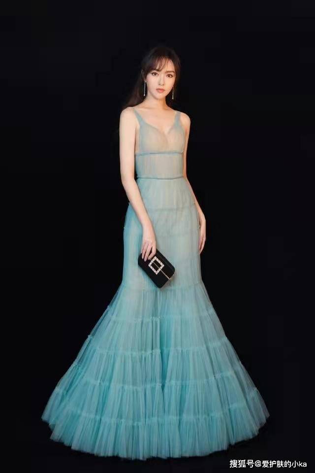 颜色 唐嫣挑衣服越来越有品味了,简单的薄荷绿薄纱裙,看出优雅美感