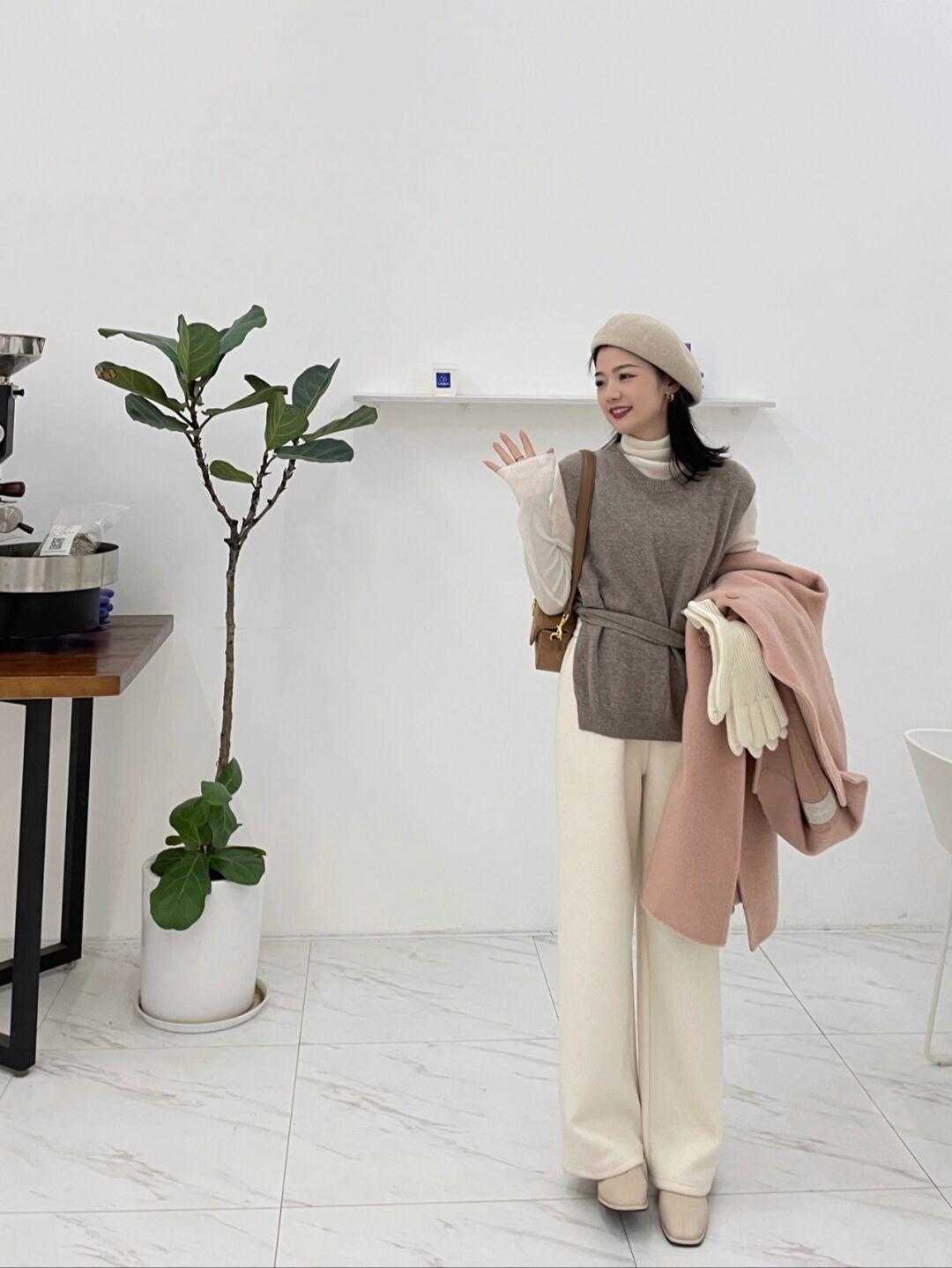 脚踝 天冷了，适合普通人的大衣冬季穿搭，不露脚踝也不露腿，高级洋气