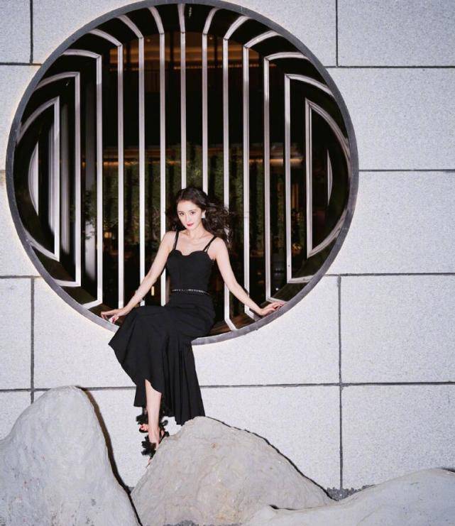 身材 杨幂穿吊带人鱼裙拍江景大片，镜头前撩发摸脸，身材火辣超有料