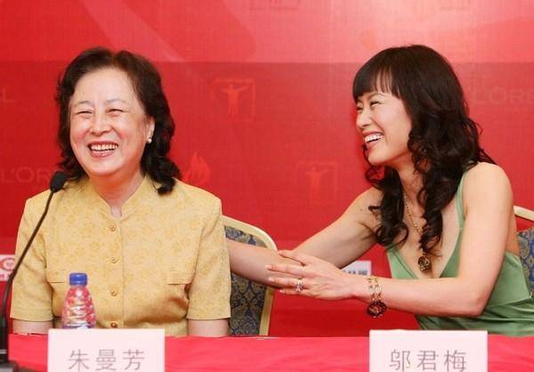 朱曼 奔八的朱曼芳才称得上惊艳，黑白长裙秀出文艺气质，老得自然优雅
