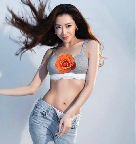 身材 40岁熊黛林真放得开，晒居家健身美照秀身材，马蜂腰阔太太里少见