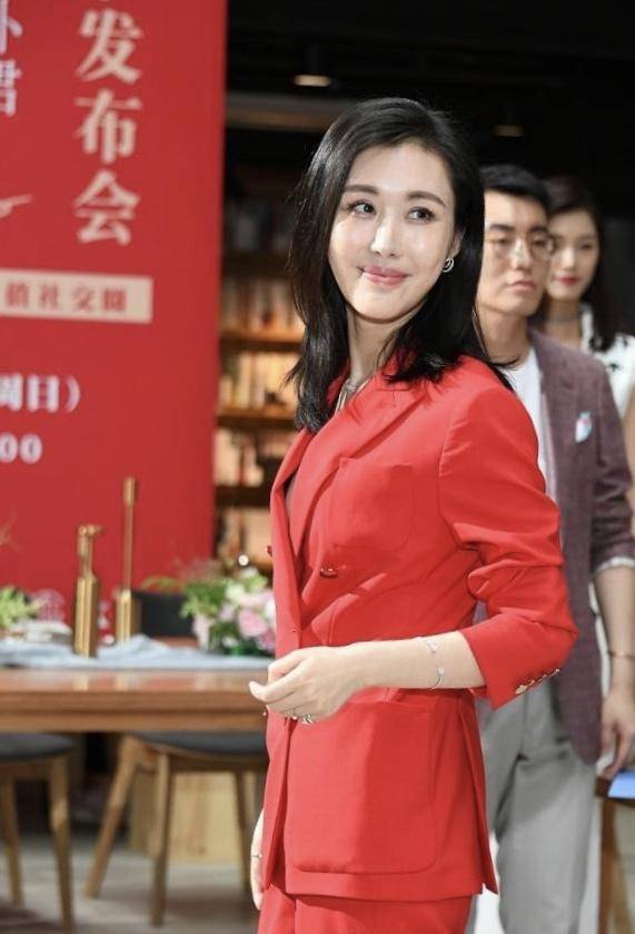 黑色 田朴珺穿衣真胆大，身穿大红色西服look高级又时髦，美不胜收