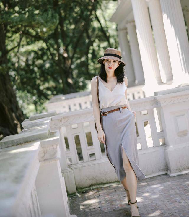 三木 三木日常穿搭，墨绿色衬衫配开叉裙更显优雅高级，让你美整个春天