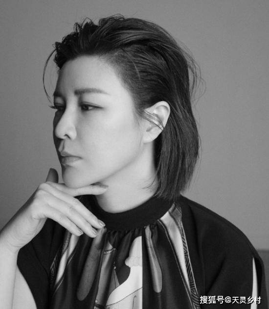 叛逆 杜华不入时尚圈可惜了,漂染发型比艺人还潮,快40岁还保持童心