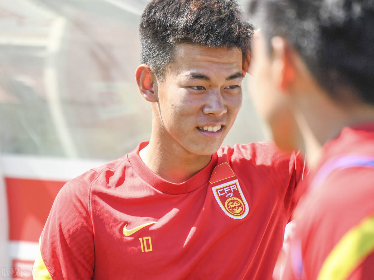 原创国青队长何小柯力挺c罗!暗讽梅西靠天赋踢球,c罗才是完美的球员