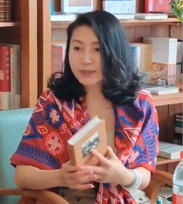 披肩52岁王小丫近照，民族风披肩配短发知性又温柔，气质堪比少女