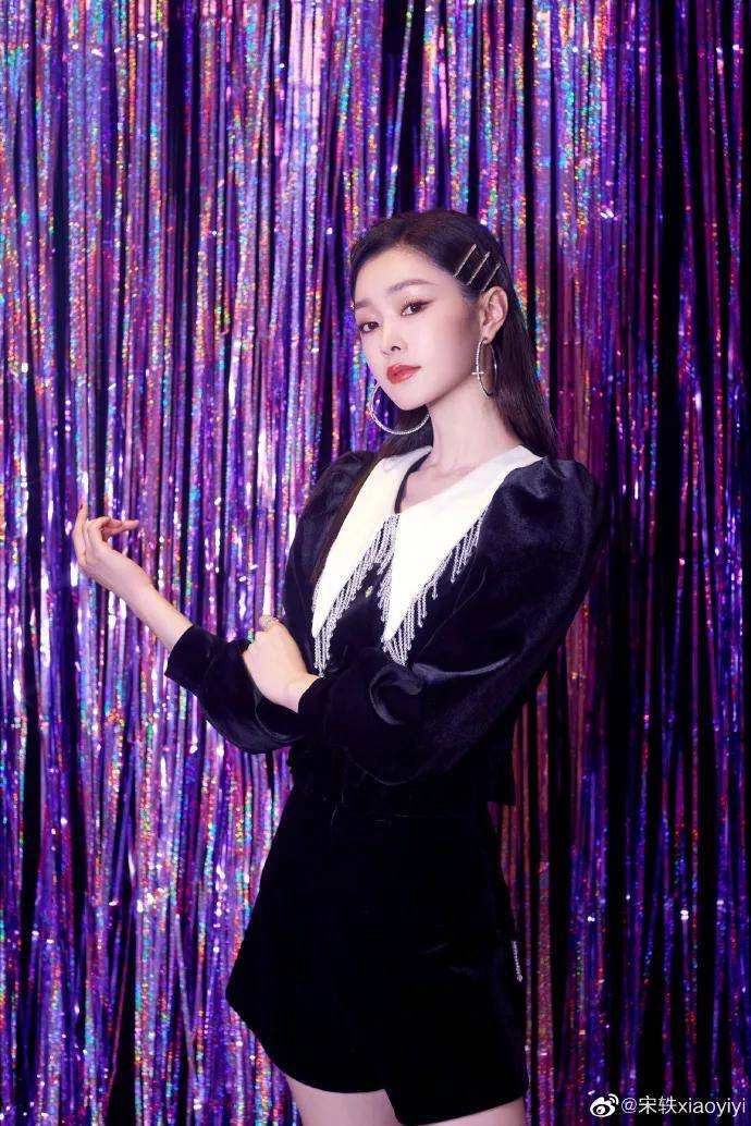 黑色 女星宋轶穿黑色短裙秀大美腿！雪肤玉貌太性感撩人