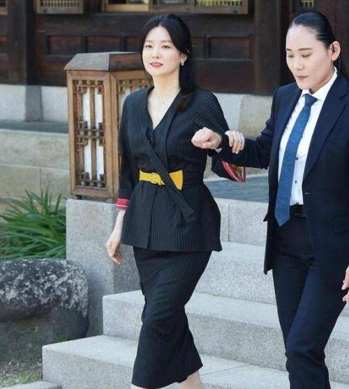 脸部 李英爱天然脸真抗老!穿西装裙优雅时髦,50岁脸部紧致无一丝赘肉