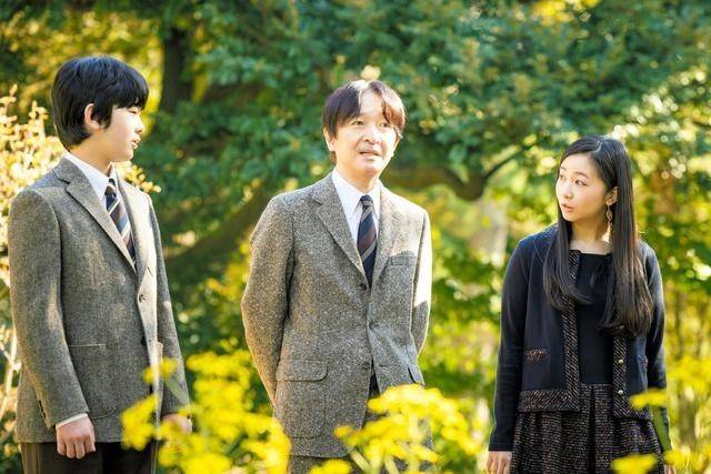 公主 日本爱子公主过20岁生日！西装配半裙神似雅子皇后，彻底赢过佳子