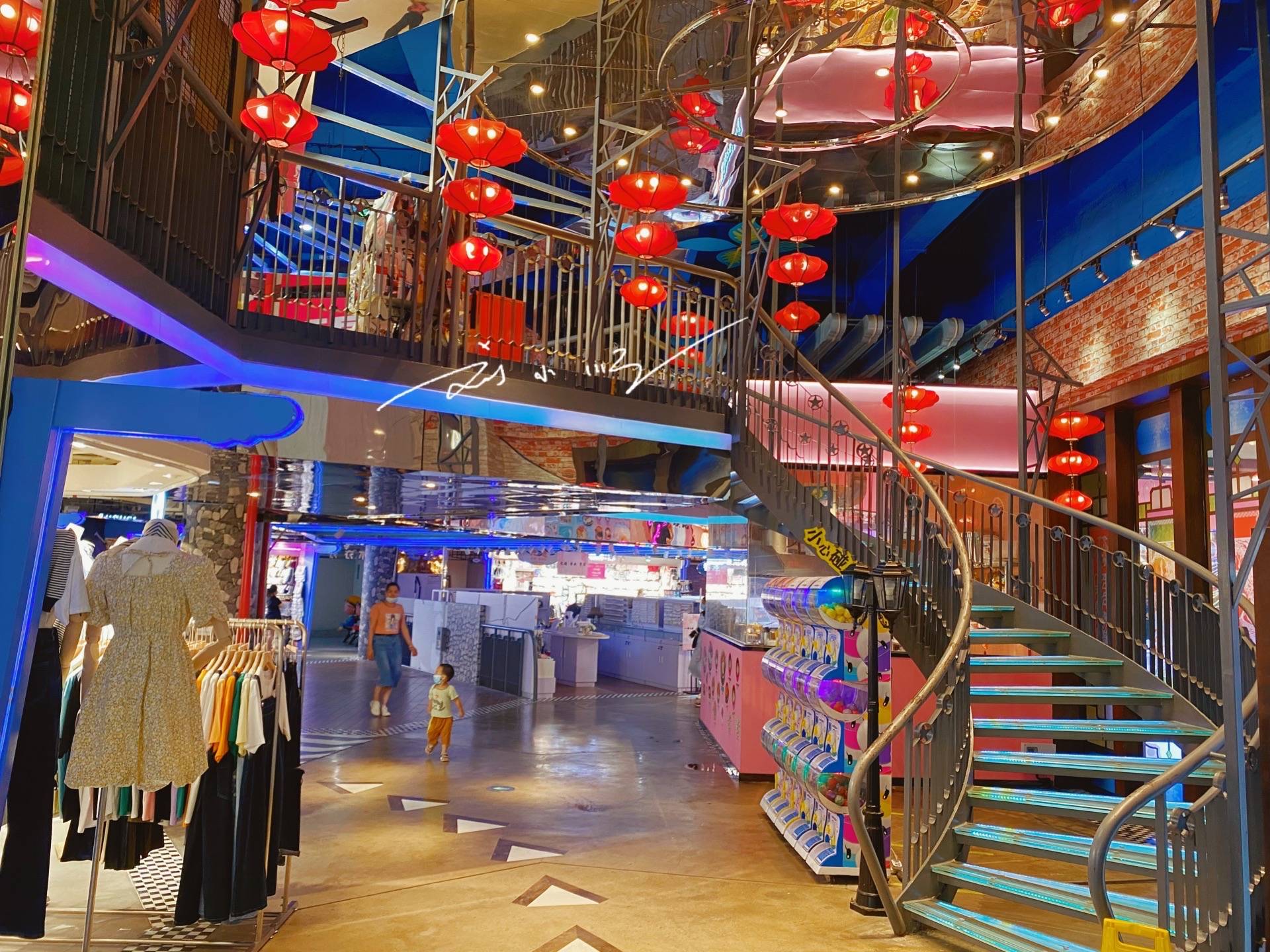 但不管怎么说,"动漫星城"这么一个动漫主题的超大地下商场还是很