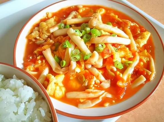 6成品做好了,开吃5加入炒好的鸡蛋和海鲜菇,调味,一点海盐,一勺鸡汁