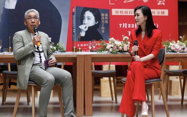 黑色 田朴珺穿衣真胆大，身穿大红色西服look高级又时髦，美不胜收