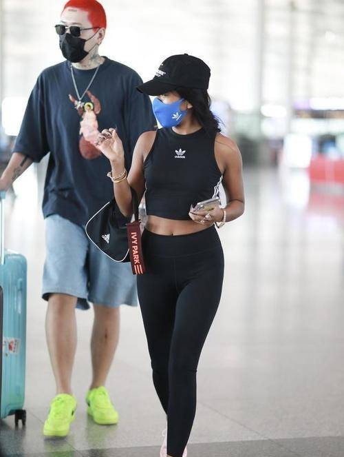 身材 吉克隽逸比例太出众，穿健身服走机场，不胖不瘦的身材超有味道！