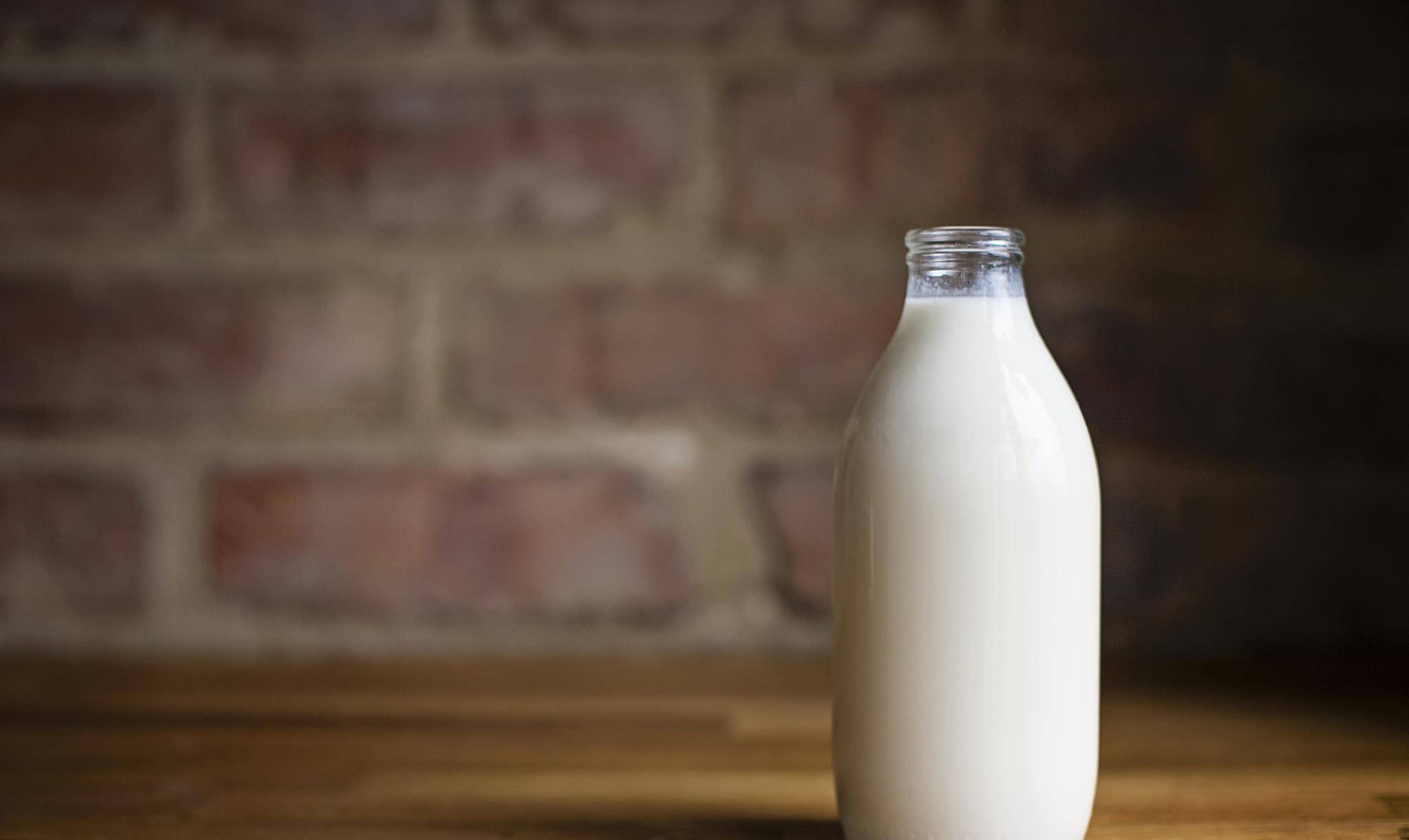 成宝|4种“假牛奶”已被列入黑名单,有些父母却当成宝,整箱往家搬