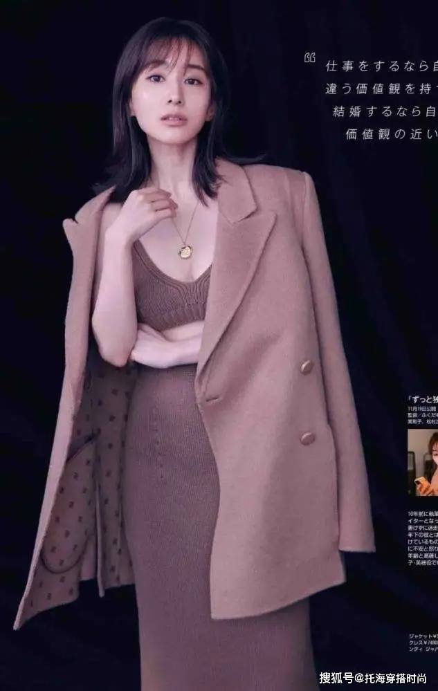 颜色 今年最火的“呢大衣+裙子”搭配，40岁女人照着穿，保暖又洋气