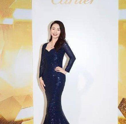 陶虹 小陶虹太会炫富了，呢大衣配皮草围巾贵妇范儿，黑色平底鞋反差萌