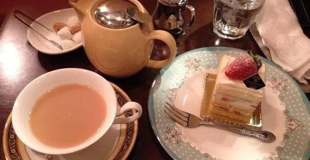 英式奶茶重点以牛奶以及红茶为关键原料,在17世纪初,广州的官员独创了