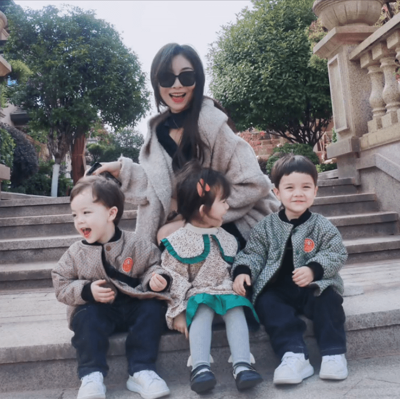她30岁未婚生下混血儿3胞胎独自带娃活得漂亮