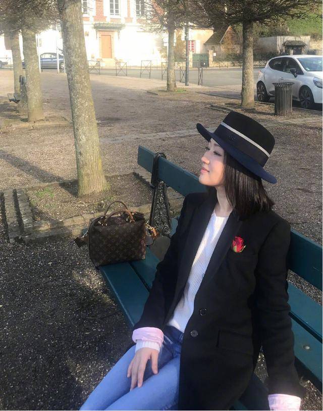 颜色 杨钰莹真会穿，一袭黑色风衣搭配牛仔裤优雅又潇洒，减龄又时髦