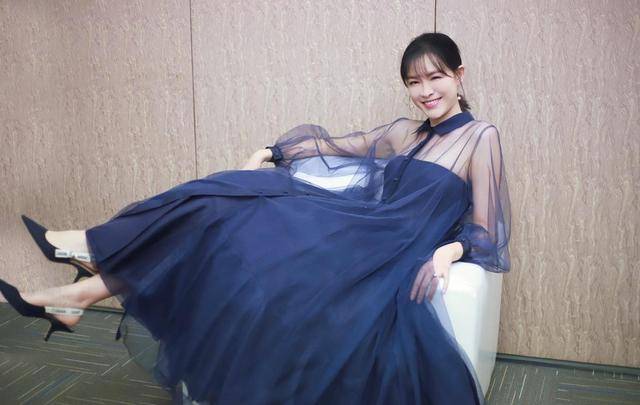 黑色 著名主持人“李艾”真会穿，身穿无袖印花连衣裙气质全开，美呆了