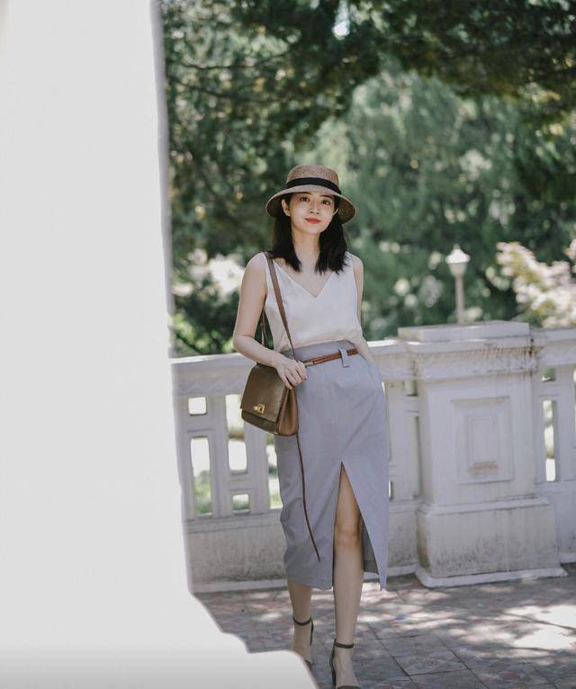 三木 三木日常穿搭，墨绿色衬衫配开叉裙更显优雅高级，让你美整个春天