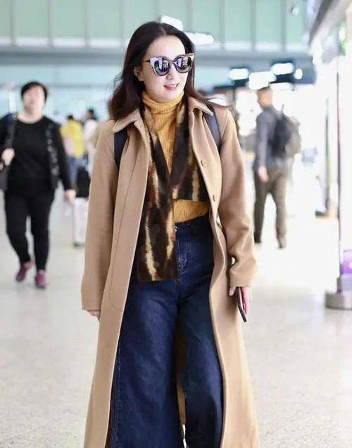 陶虹 小陶虹太会炫富了，呢大衣配皮草围巾贵妇范儿，黑色平底鞋反差萌