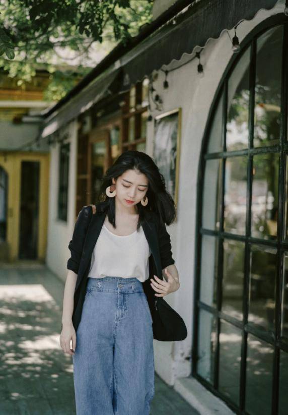 塑造出 三木博主春季穿搭,西服配牛仔裤修身又显瘦,展现出知性大方气质