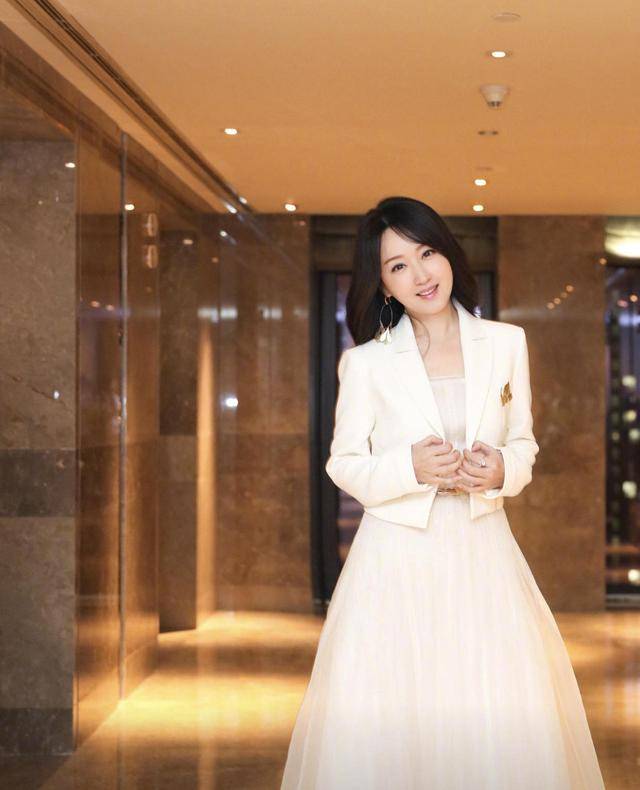 颜色 杨钰莹真会穿，一袭黑色风衣搭配牛仔裤优雅又潇洒，减龄又时髦