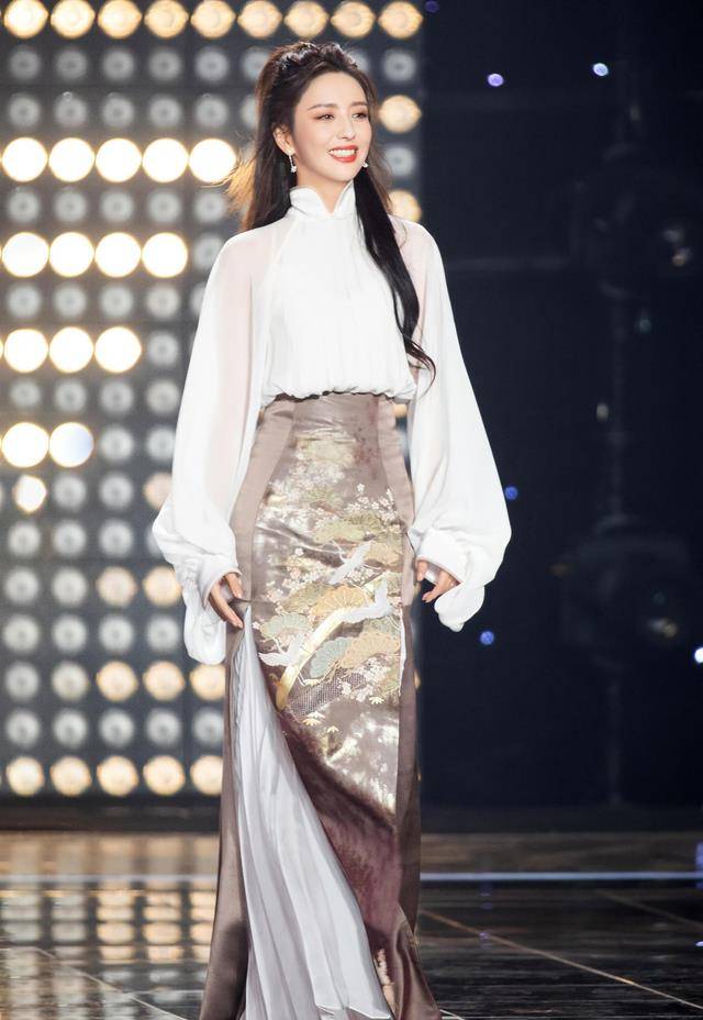 佟丽娅 佟丽娅“潮”起来真不得了,镭射裙里面套条古风裙,典雅不失潮流