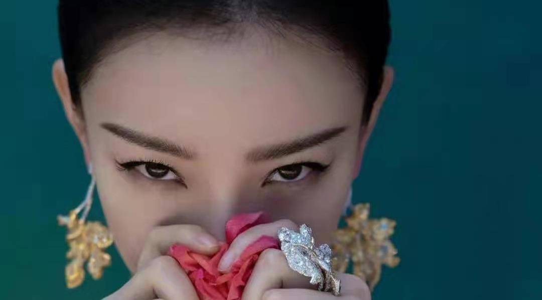 木头人群嘲杨超越像木头人，一个女人，这次让她直接霸榜热搜