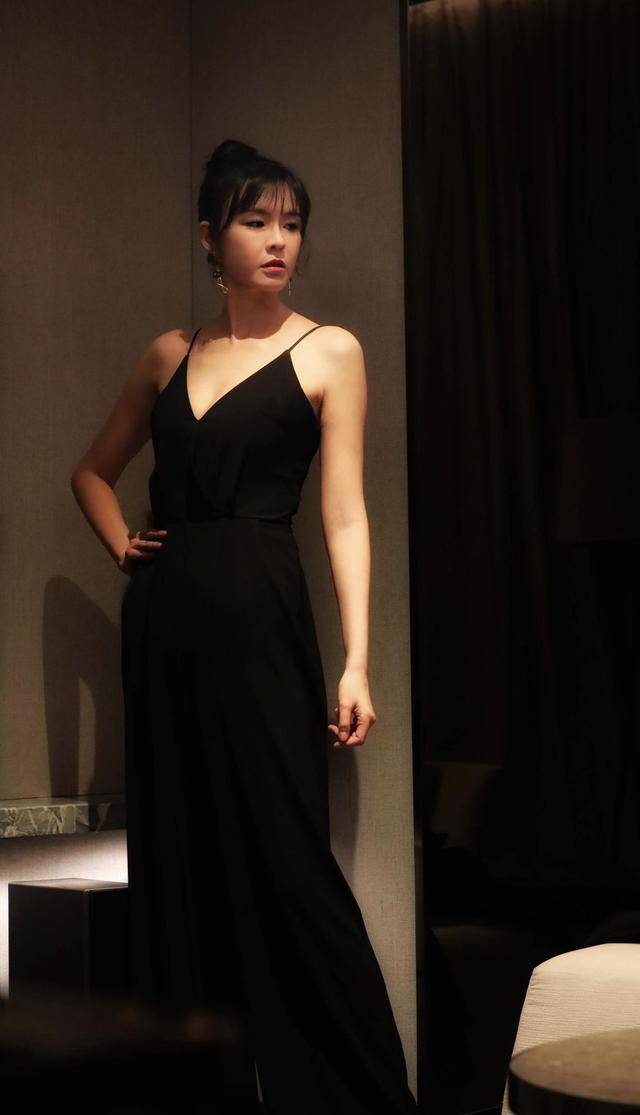 黑色 著名主持人“李艾”真会穿，身穿无袖印花连衣裙气质全开，美呆了