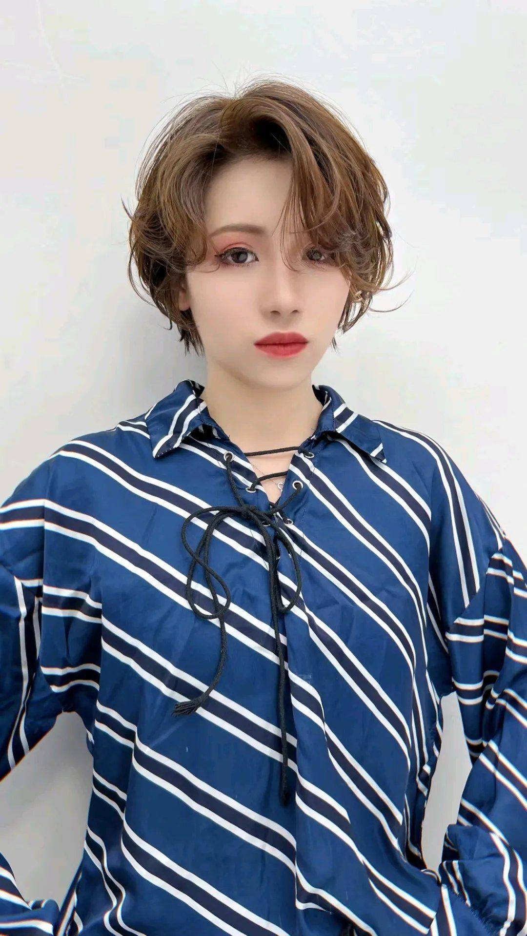 发型女人40岁左右，发型这样剪，利落时尚真显年轻