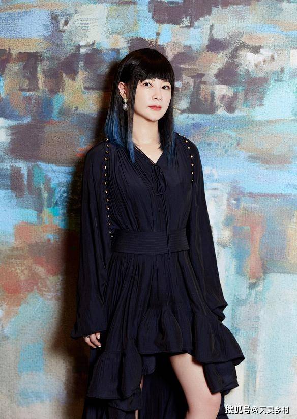 叛逆 杜华不入时尚圈可惜了，漂染发型比艺人还潮，快40岁还保持童心