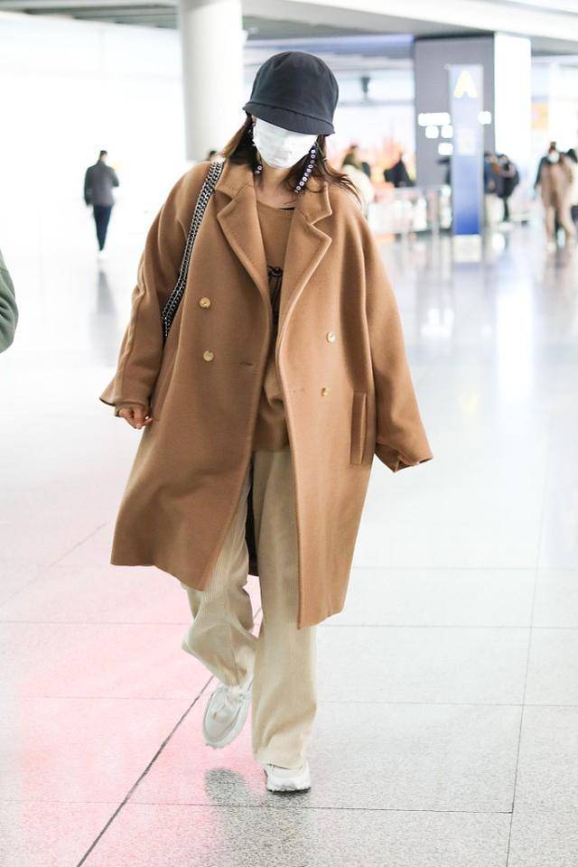 眼睛 海清真适合留长发，温柔可人看着还挺美，可惜眼睛状态暴露中年感