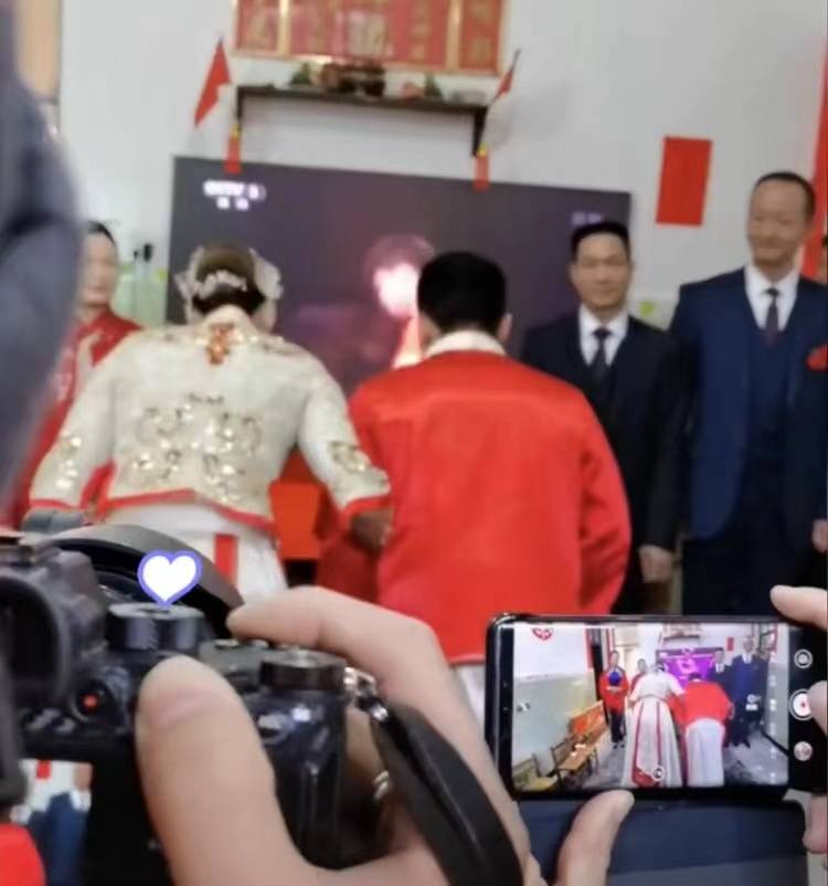 單打|樊振東隔空“亮相”石智勇婚禮，受新郎新娘一拜，又一名場(chǎng)面出圈