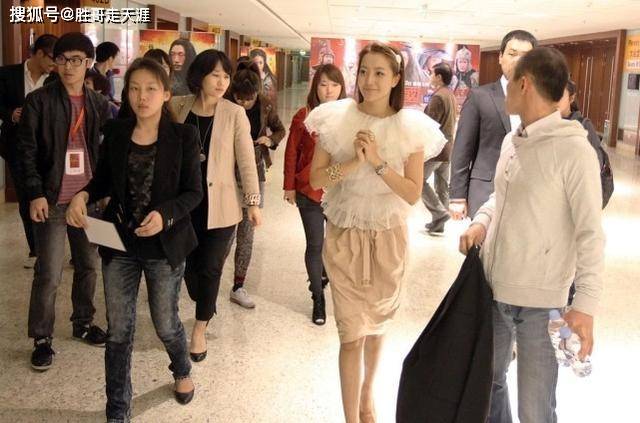 形象 金喜善与景甜各显魅力,一个穿黑丝优雅高贵,一个穿白丝清新活泼