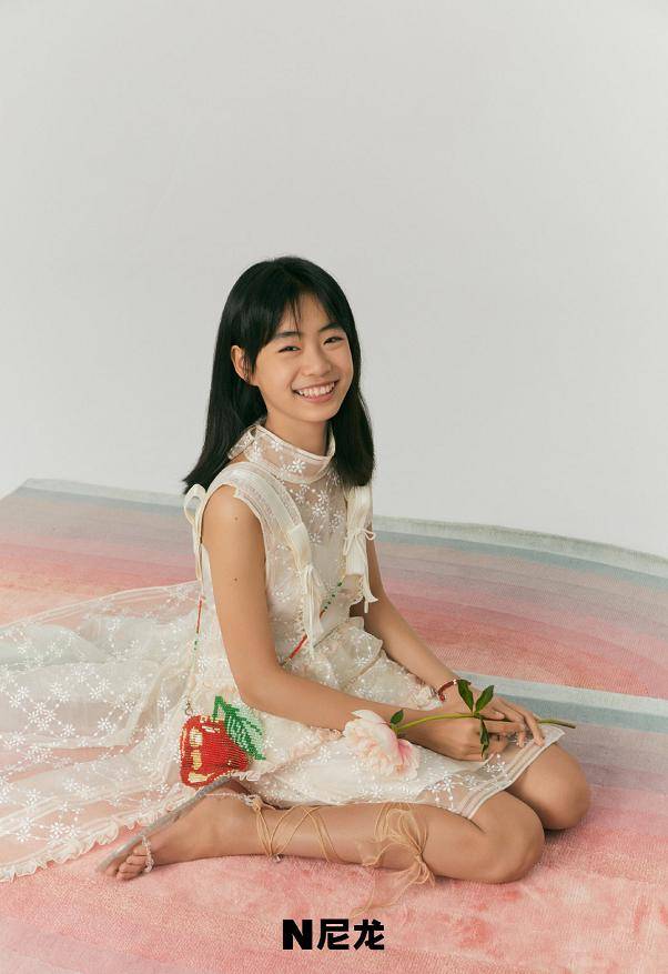 佟大为 佟大为女儿真长大了,拍写真露肩爸妈也不管,身材高挑不输关悦