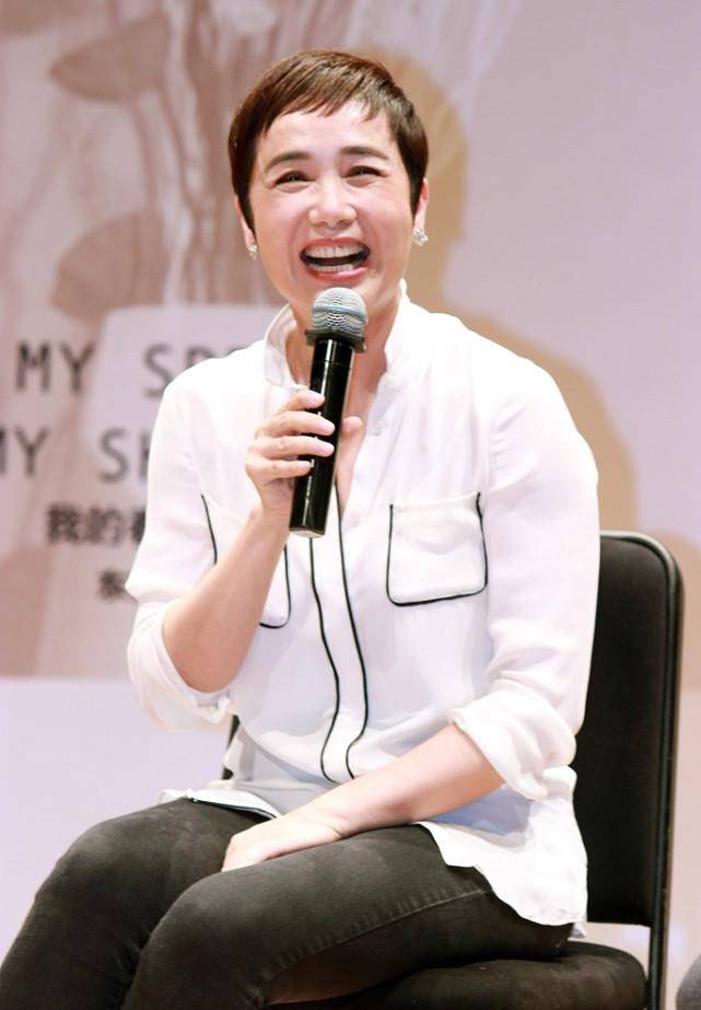 条纹 知性的女人穿衣时尽量选衬衫,看蒋雯丽的造型,优雅又高级